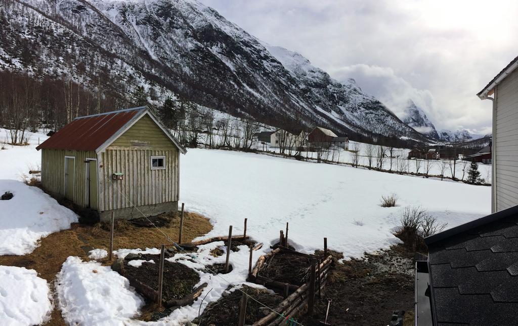 Overvoll Farm Stranda  Buitenkant foto